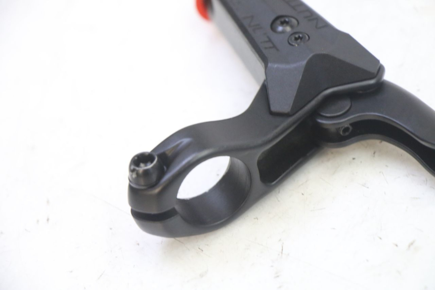 photo de MAITRE CYLINDRE AVANT DUALTRON VICTOR LIMITED 1 - Gros plan technique