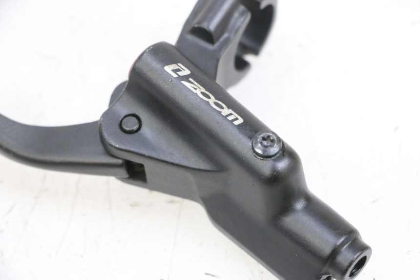 photo de MAITRE CYLINDRE AVANT DUALTRON VICTOR LIMITED 1 - Points de fixation