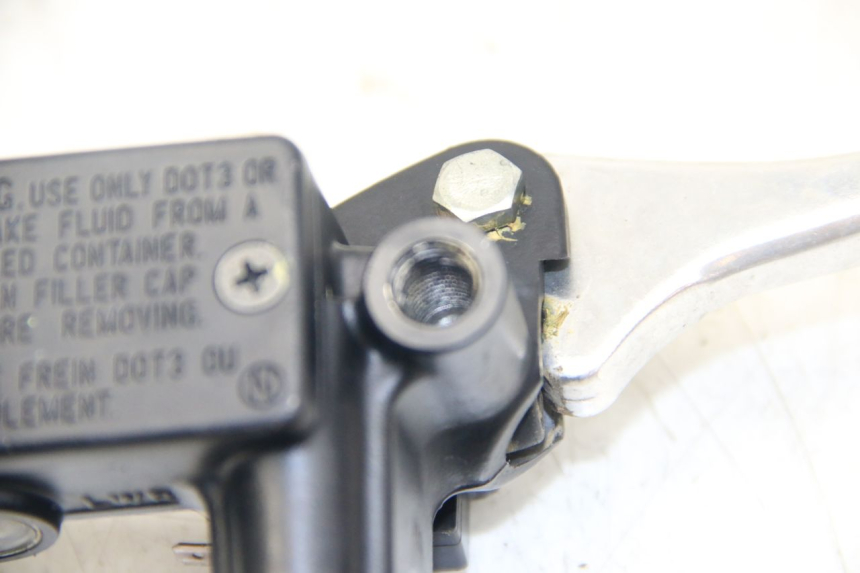 photo de MAITRE CYLINDRE AVANT HONDA VISION NSC R 50 (2013 - 2015) - Gros plan technique