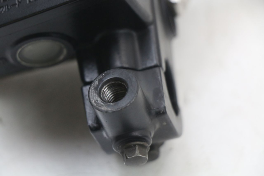 photo de MAITRE CYLINDRE AVANT SUZUKI VL INTRUDER 125 (2004 - 2007) - Zoom état d’usage