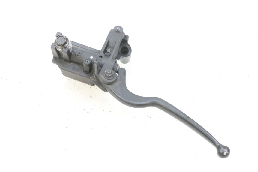 photo de MAITRE CYLINDRE AVANT YAMAHA X-MAX XMAX 125 (2010 - 2013) - Gros plan technique