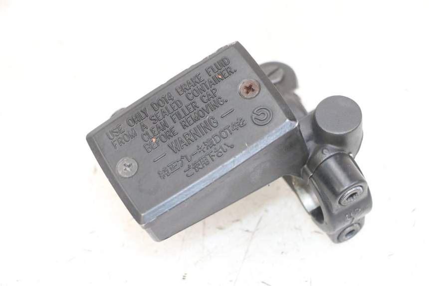 photo de MAITRE CYLINDRE AVANT YAMAHA XJ6 ABS 600 (2008 - 2016) - Gros plan technique