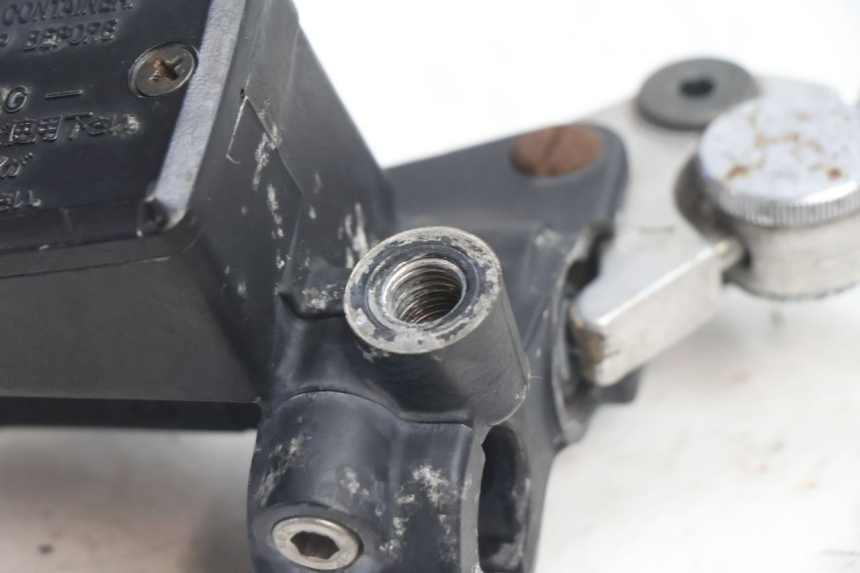 photo de MAITRE CYLINDRE AVANT YAMAHA XJR 1300 (1998 - 2002) - Autre angle de vue