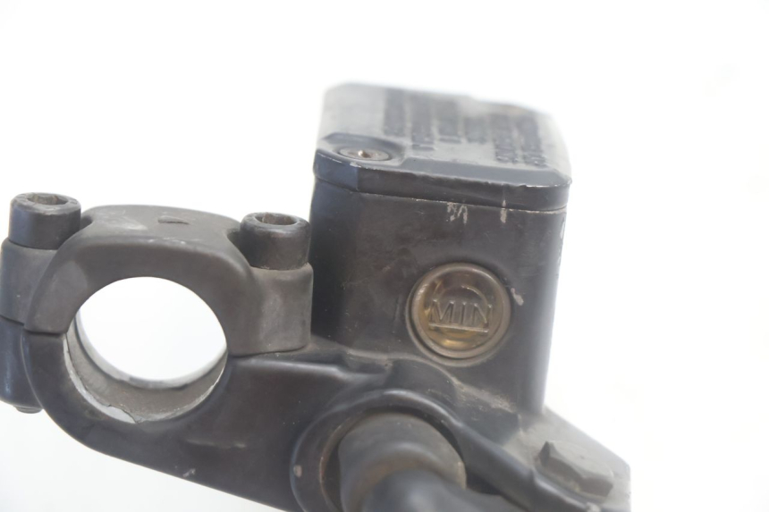 photo de MAITRE CYLINDRE AVANT YAMAHA YP MAJESTY 125 (2002 - 2006) - État de surface