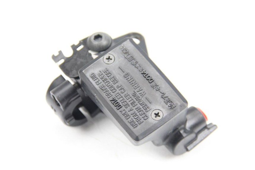 photo de MAITRE CYLINDRE EMBRAYAGE YAMAHA FJR ABS 1300 (2006 - 2012) - Gros plan technique