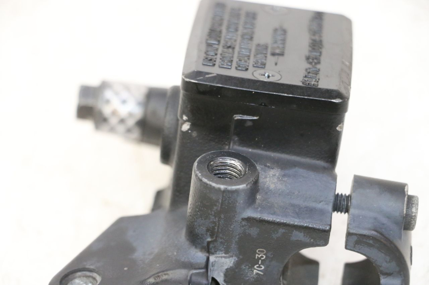 photo de MAITRE CYLINDRE EMBRAYAGE YAMAHA FJR ABS 1300 (2016 - 2020) - Gros plan technique