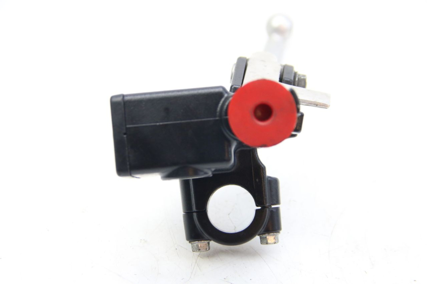 photo de MAITRE CYLINDRE EMBRAYAGE HONDA FORZA 125 (2015 - 2016) - Gros plan technique