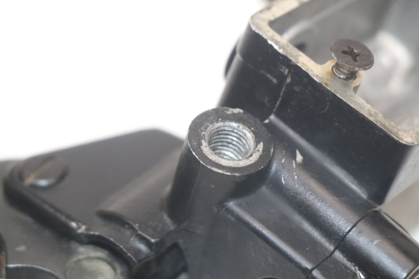 photo de MAITRE CYLINDRE EMBRAYAGE TRIUMPH SPEED TRIPLE T301 900 (1994 - 1996) - Gros plan technique