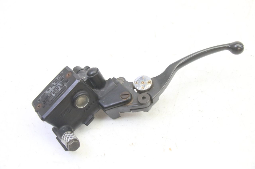 photo de MAITRE CYLINDRE EMBRAYAGE TRIUMPH SPRINT 900 (1995 - 1998) - Gros plan technique