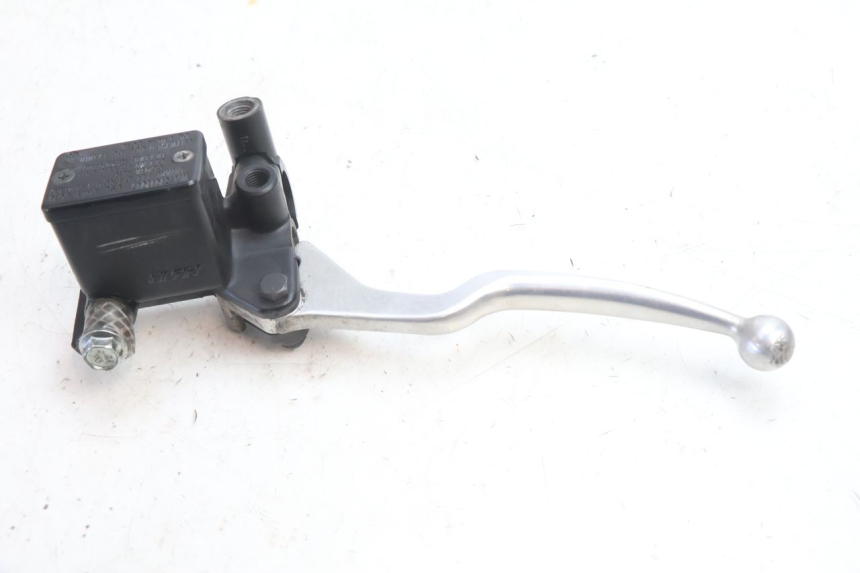 photo de MAITRE CYLINDRE FREIN ARRIERE SUZUKI BURGMAN 125 (2007 - 2014) - Points de fixation