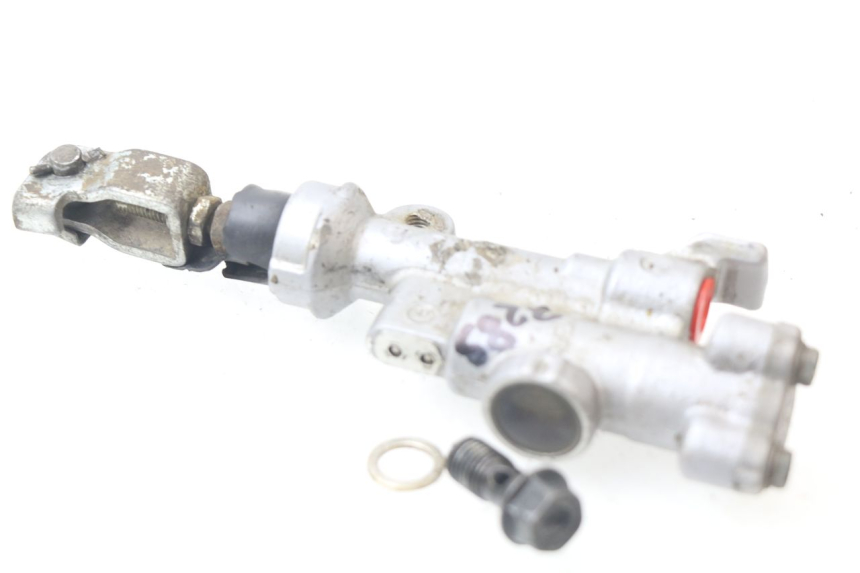 photo de MAITRE CYLINDRE ARRIERE HONDA CRF CR-F 450 (2001 - 2005) - Gros plan technique