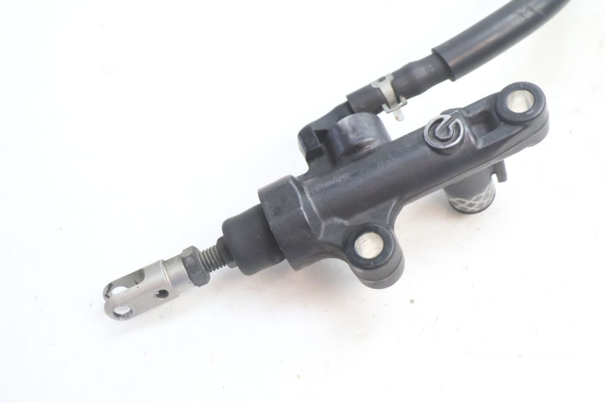 photo de MAITRE CYLINDRE ARRIERE YAMAHA FJR 1300 (2001 - 2005) - Gros plan technique