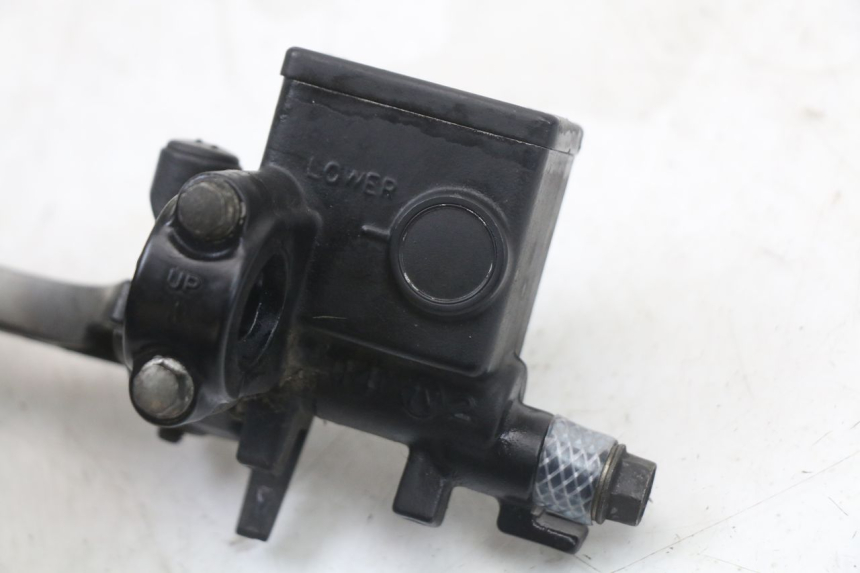 photo de MAITRE CYLINDRE ARRIERE HONDA FES S-WING SWING 125 (2007 - 2015) - Gros plan technique