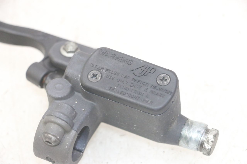 photo de MAITRE CYLINDRE ARRIERE PEUGEOT JET FORCE CARBU 50 (2003 - 2016) - Gros plan technique