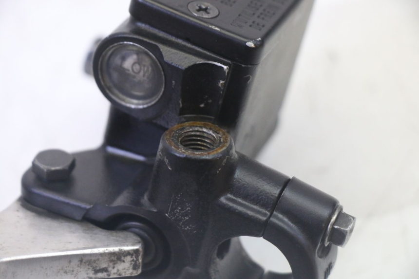 photo de MAITRE CYLINDRE ARRIERE PEUGEOT SATELIS 125 (2013 - 2018) - Autre angle de vue