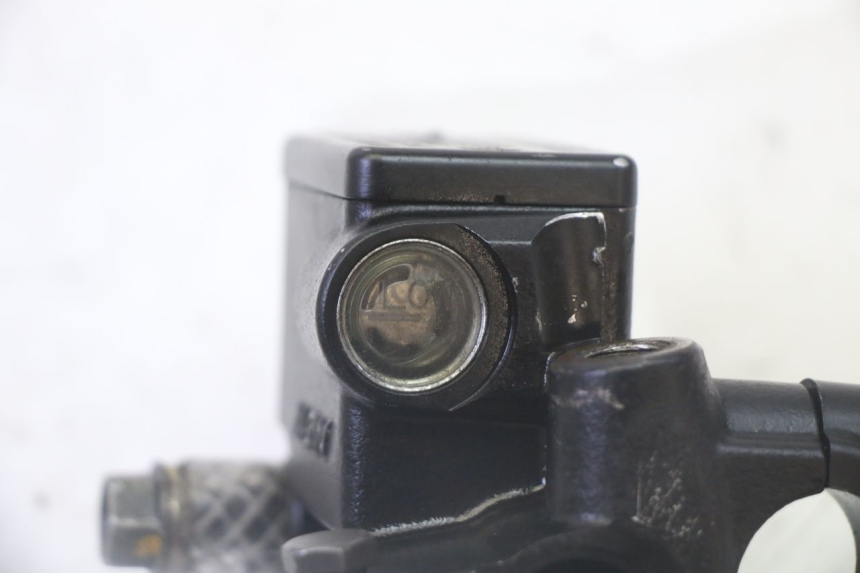 photo de MAITRE CYLINDRE ARRIERE PEUGEOT SATELIS 125 (2013 - 2018) - Gros plan technique