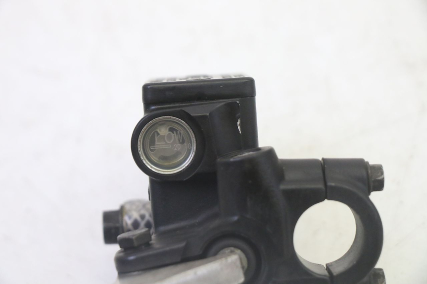 photo de MAITRE CYLINDRE FREIN ARRIERE PEUGEOT SATELIS 125 (2010 - 2012) - Gros plan technique