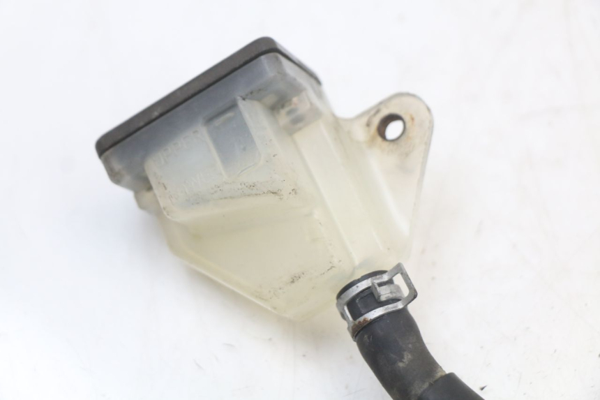 photo de MAITRE CYLINDRE ARRIERE SUZUKI GS F 500 (2004 - 2007) - Gros plan technique