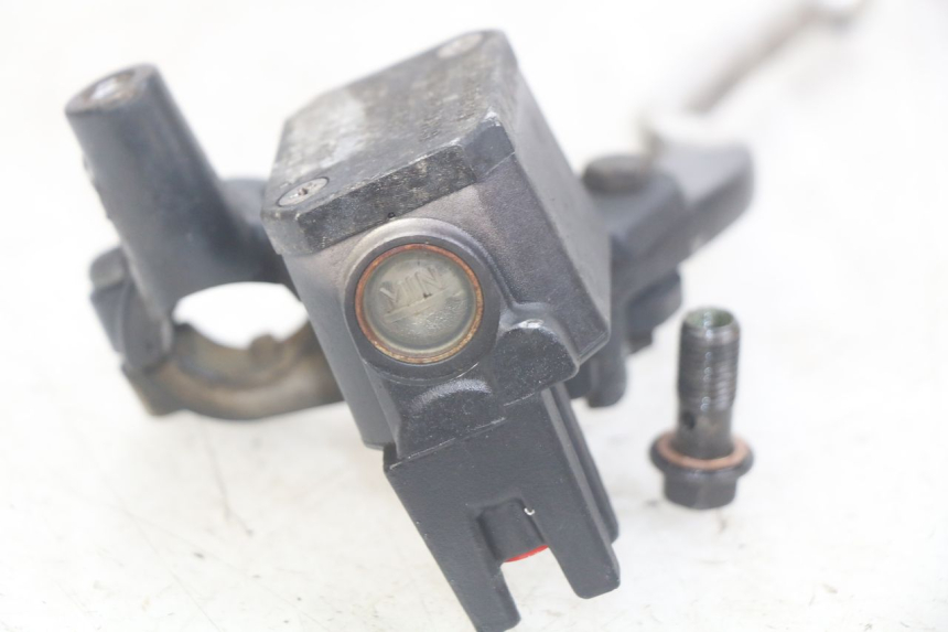 photo de MAITRE CYLINDRE FREIN ARRIERE YAMAHA XMAX X-MAX 125 (2006 - 2009) - Autre angle de vue