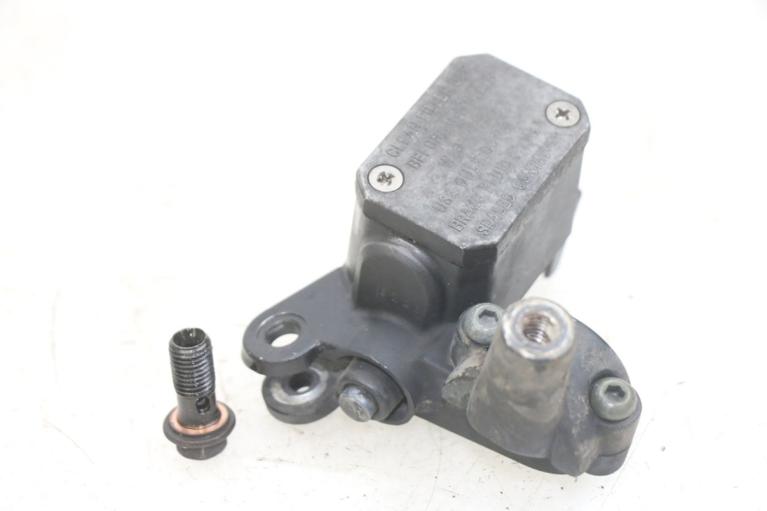 photo de MAITRE CYLINDRE FREIN ARRIERE YAMAHA X-MAX XMAX 250 (2006 - 2009) - Gros plan technique