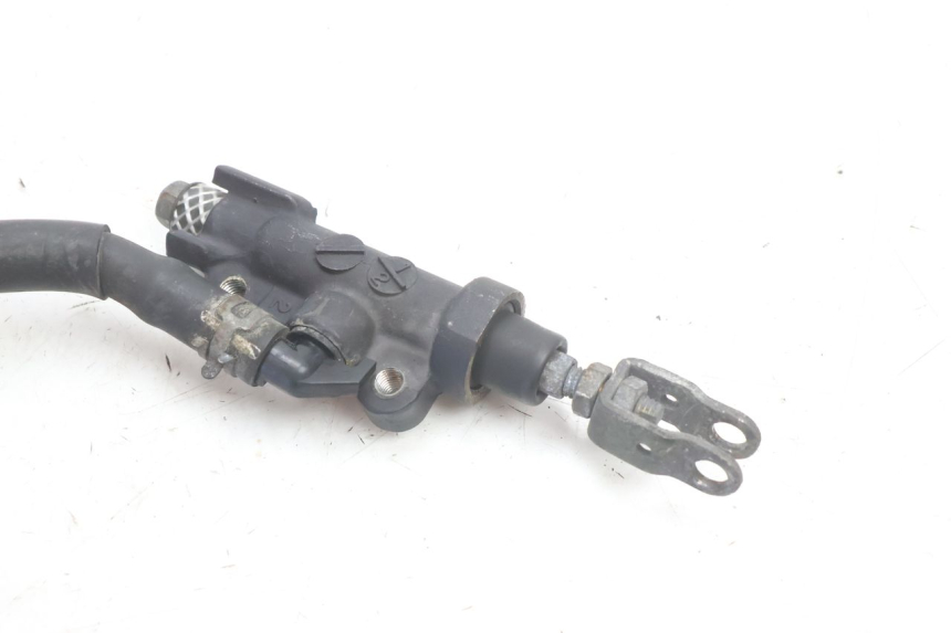 photo de MAITRE CYLINDRE ARRIERE YAMAHA XJR 1300 (1998 - 2002) - Gros plan technique