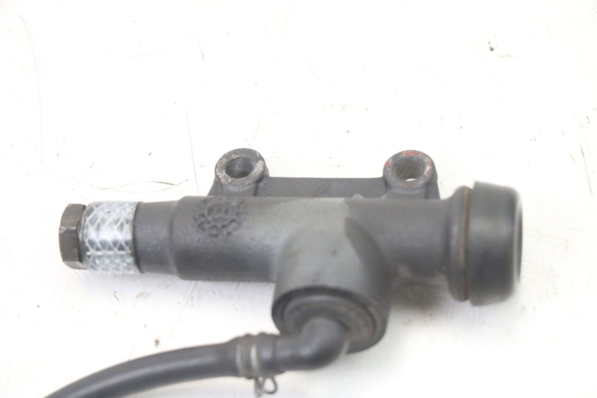 photo de MAITRE CYLINDRE ARRIERE YAMAHA TZR 50 (2008 - 2016) - Gros plan technique