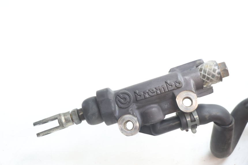 photo de MAITRE CYLINDRE ARRIERE YAMAHA YZF R GENESIS 750 (1993 - 1998) - Gros plan technique