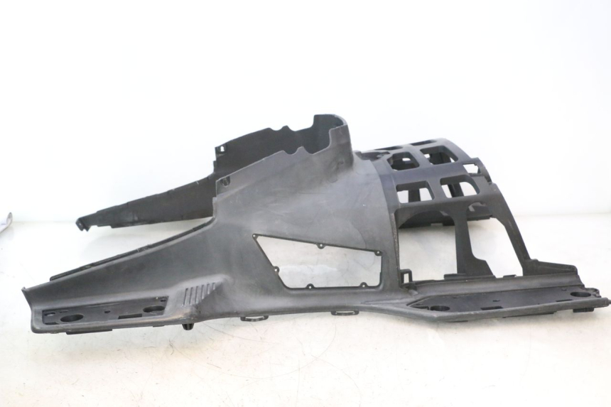 photo de MARCHE PIED SUZUKI BURGMAN EXECUTIVE ABS 650 (2006 - 2012) - Détail de la pièce
