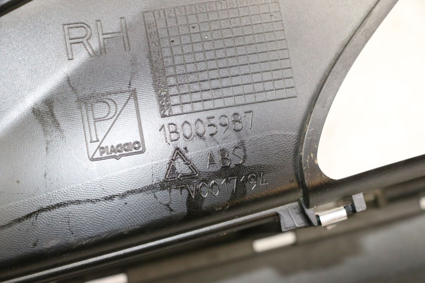 photo de MARCHE PIED DROIT PIAGGIO MP3 HPE 300 (2019 - 2026) - Détail de la pièce