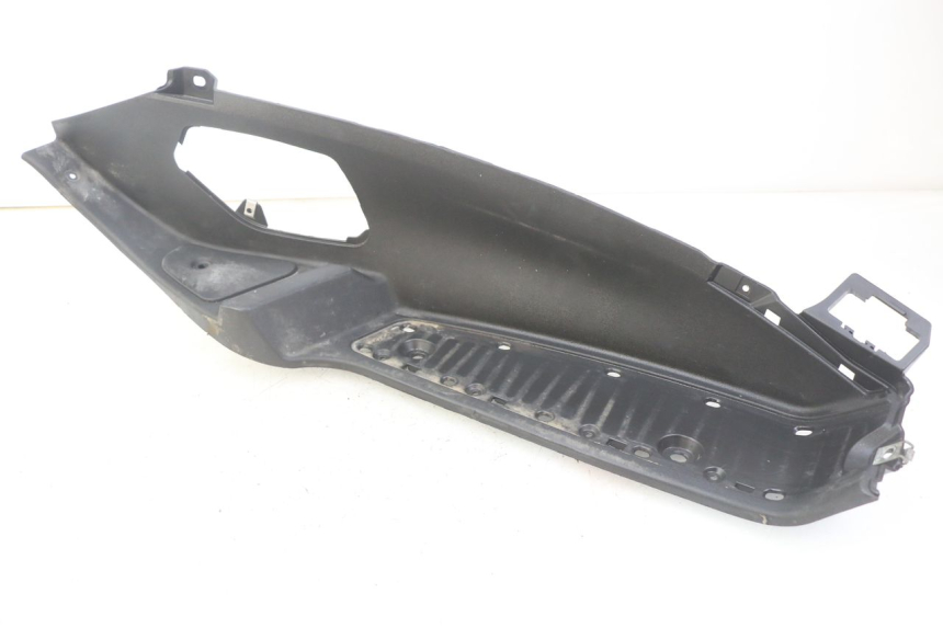 photo de MARCHE PIED DROIT PIAGGIO MP3 125 (2006 - 2014) - Points de fixation