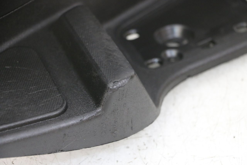 photo de MARCHE PIED DROIT PIAGGIO MP3 LT 400 (2007 - 2012) - Points de fixation