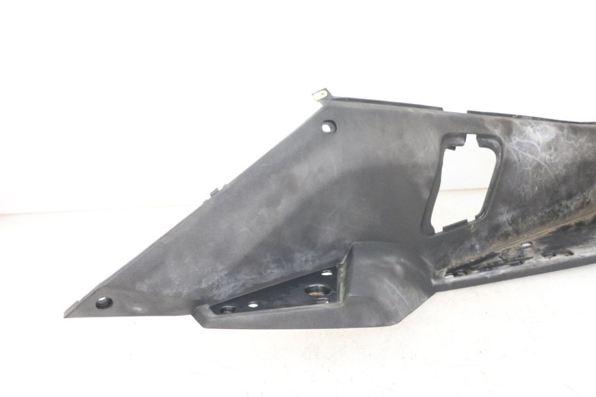 photo de MARCHE PIED DROIT PEUGEOT SATELIS 125 (2006 - 2009) - Points de fixation