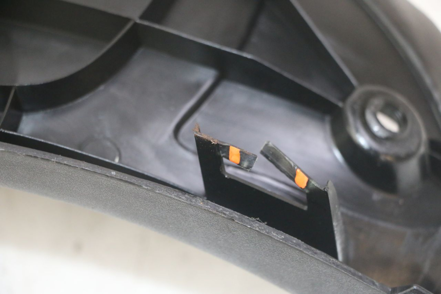 photo de MARCHE PIED PEUGEOT ELYSEO 125 (1999 - 2004) - Points de fixation