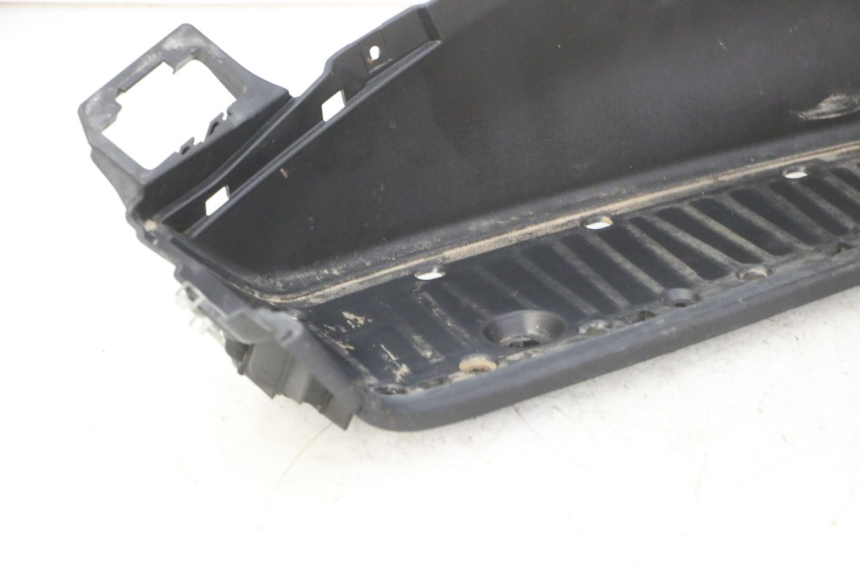 photo de MARCHE PIED GAUCHE PIAGGIO MP3 RL 250 (2006 - 2010) - Points de fixation