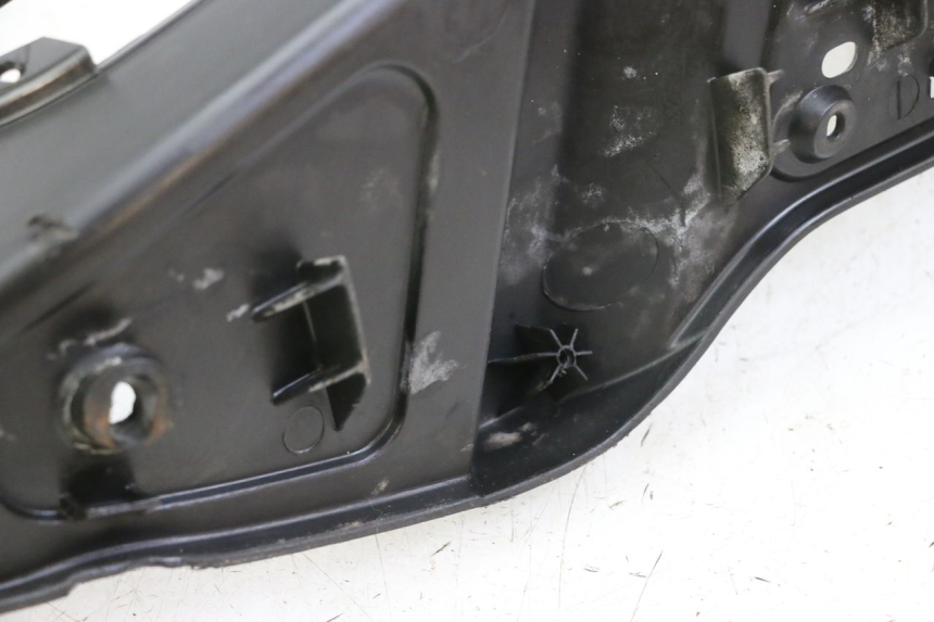 photo de MARCHE PIED GAUCHE PIAGGIO X8 125 (2004 - 2007) - Gros plan technique