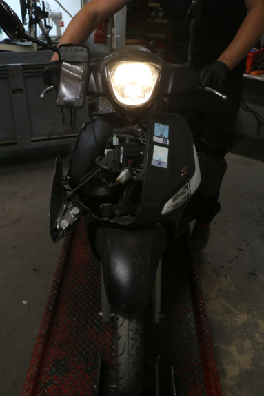 photo de MARCHE PIED GAUCHE PEUGEOT SATELIS COMPRESSOR K15 125 (2006 - 2009) - Pièce contrôlée