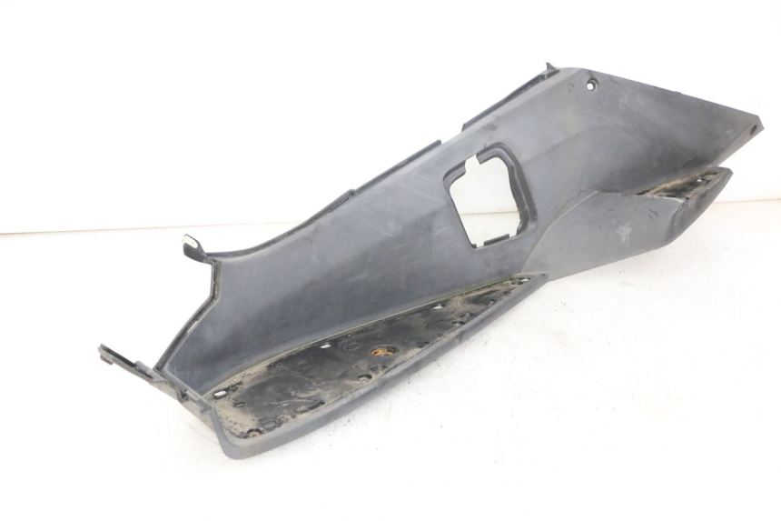 photo de MARCHE PIED GAUCHE PEUGEOT SATELIS 250 (2006 - 2012) - État de surface