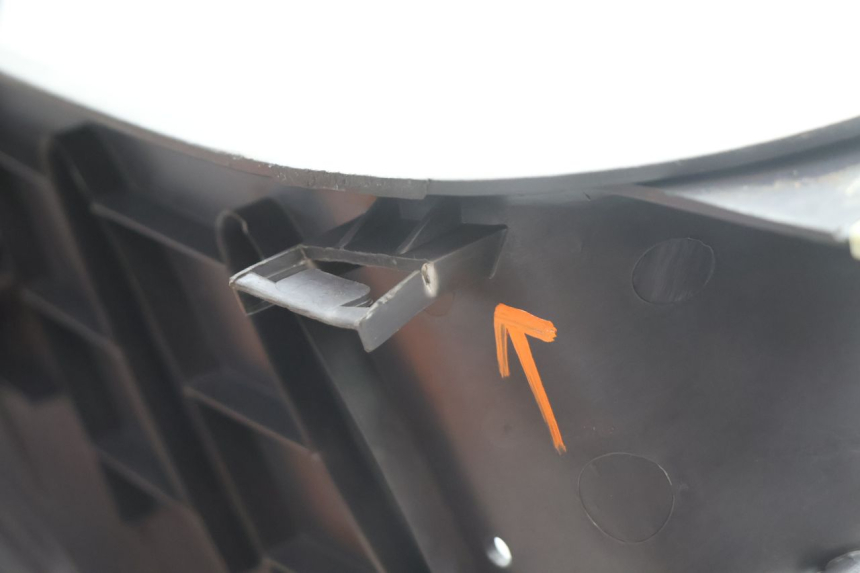 photo de MARCHE PIED PEUGEOT VIVACITY 100 (1999 - 2008) - Points de fixation