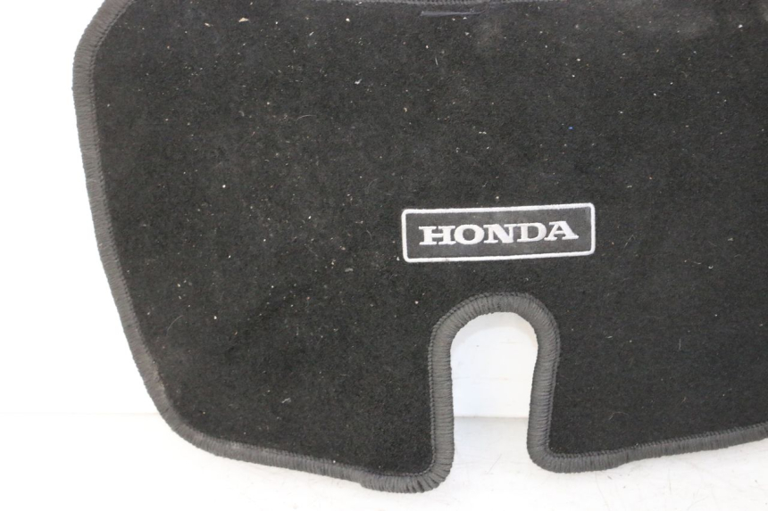 photo de MOQUETTE COFFRE HONDA ST PAN EUROPEAN 1300 (2002 - 2013) - Gros plan technique