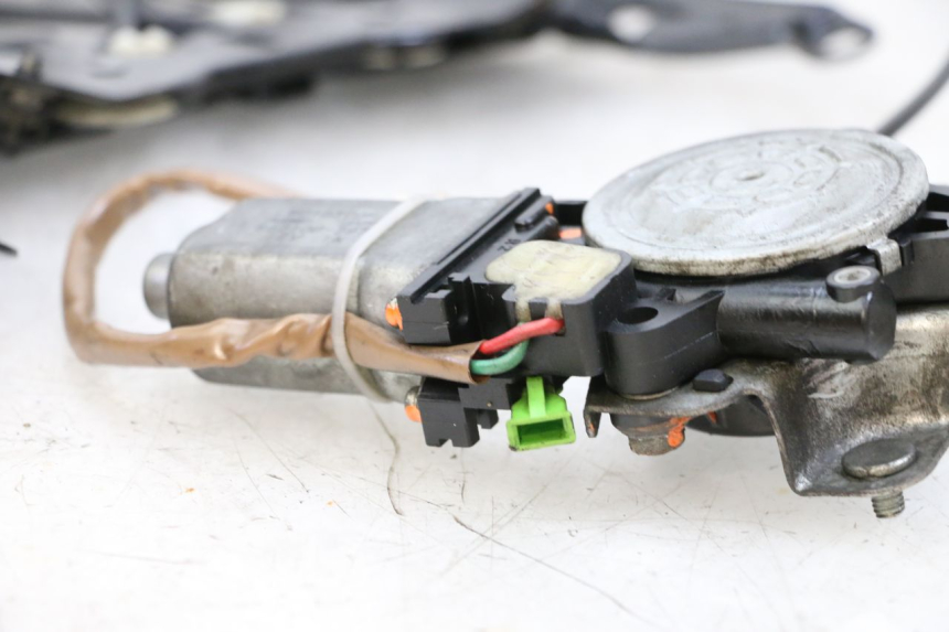 photo de MOTEUR BULLE SUZUKI BURGMAN EXECUTIVE ABS 650 (2006 - 2012) - Gros plan technique