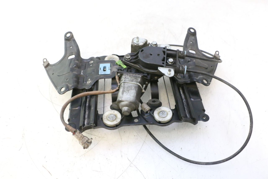 photo de MOTEUR BULLE SUZUKI BURGMAN EXECUTIVE ABS 650 (2006 - 2012) - Détail de la pièce