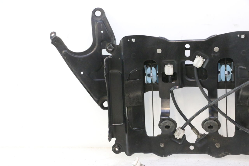 photo de MOTEUR BULLE SUZUKI BURGMAN EXECUTIVE ABS 650 (2006 - 2012) - Points de fixation
