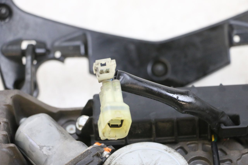 photo de MOTEUR BULLE YAMAHA FJR ABS 1300 (2006 - 2012) - Zoom état d’usage