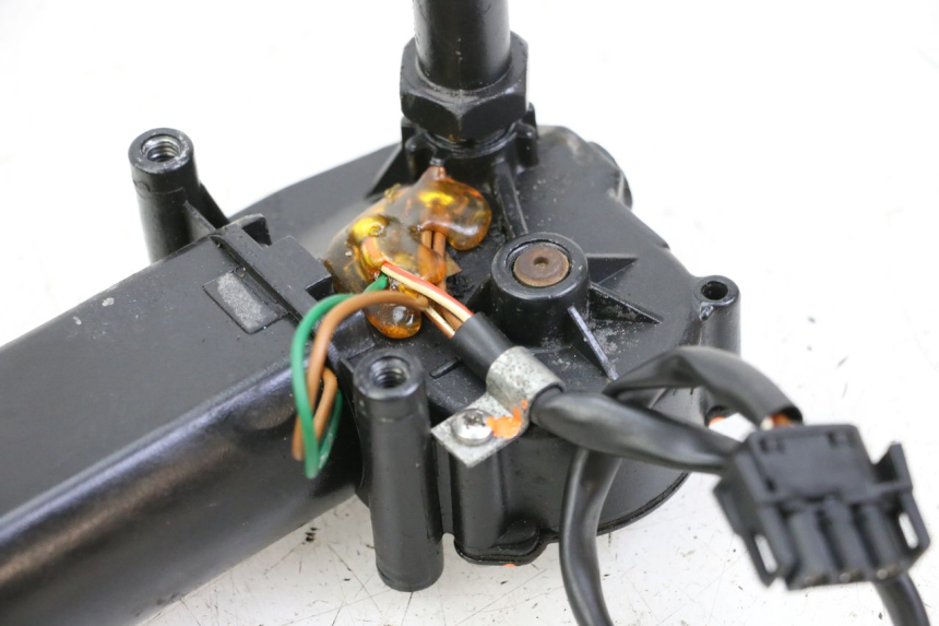 photo de MOTEUR ESSUIE GLACE BMW C1 125 (2000 - 2003) - Gros plan technique