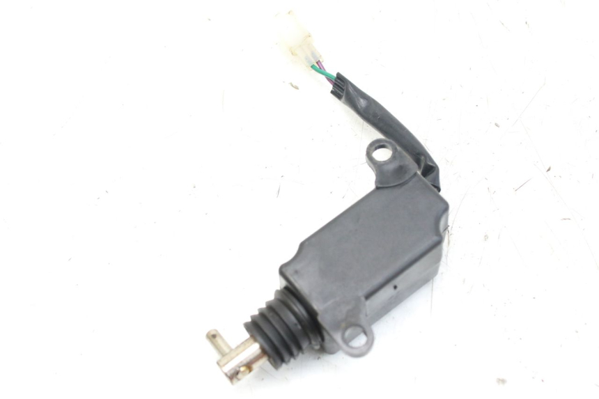 photo de MOTEUR OUVERTURE COFFRE SYM FIDDLE 3 III 125 (2014 - 2020) - Détail de la pièce