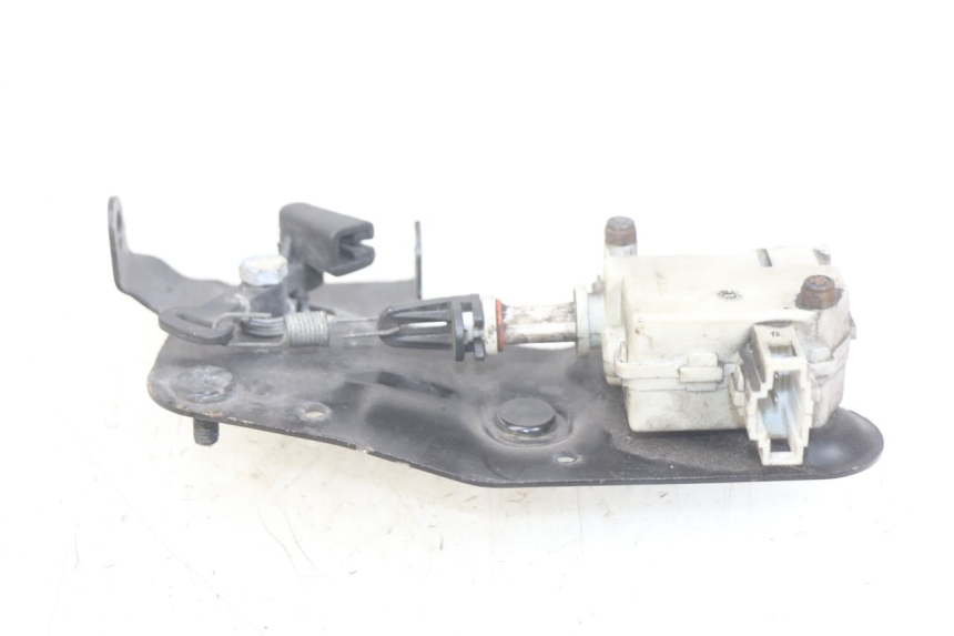 photo de MOTEUR OUVERTURE COFFRE GILERA GP 800 (2007 - 2013) - Autre angle de vue