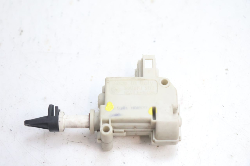 photo de MOTEUR OUVERTURE COFFRE GILERA GP 800 (2007 - 2013) - Vue principale