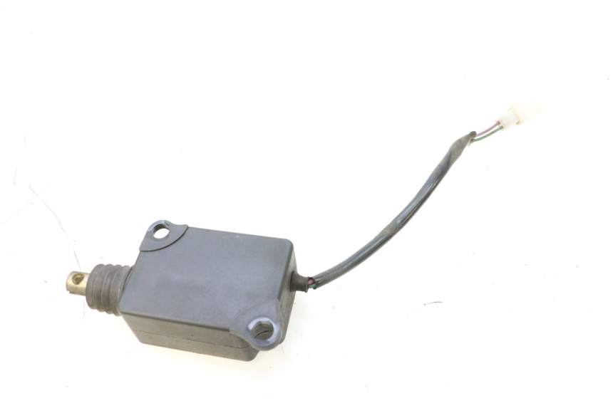 photo de MOTEUR OUVERTURE COFFRE SYM GTS EVO 125 (2009 - 2013) - Autre angle de vue