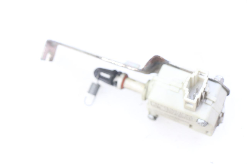 photo de MOTEUR OUVERTURE COFFRE PIAGGIO LIBERTY IGET 4T 50 (2015 - 2020) - Autre angle de vue