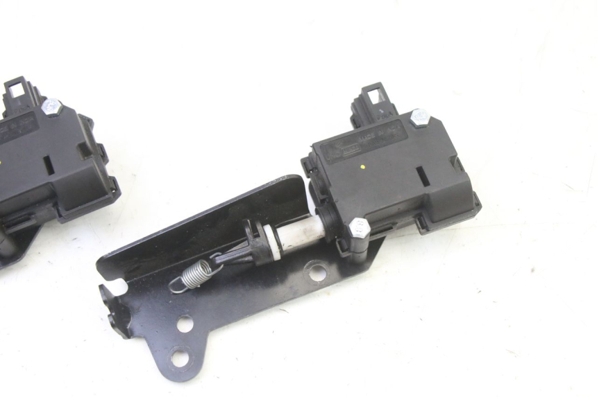 photo de MOTEUR OUVERTURE COFFRE PIAGGIO MP3 HPE 310 (2024 - 2025) - Zoom état d’usage